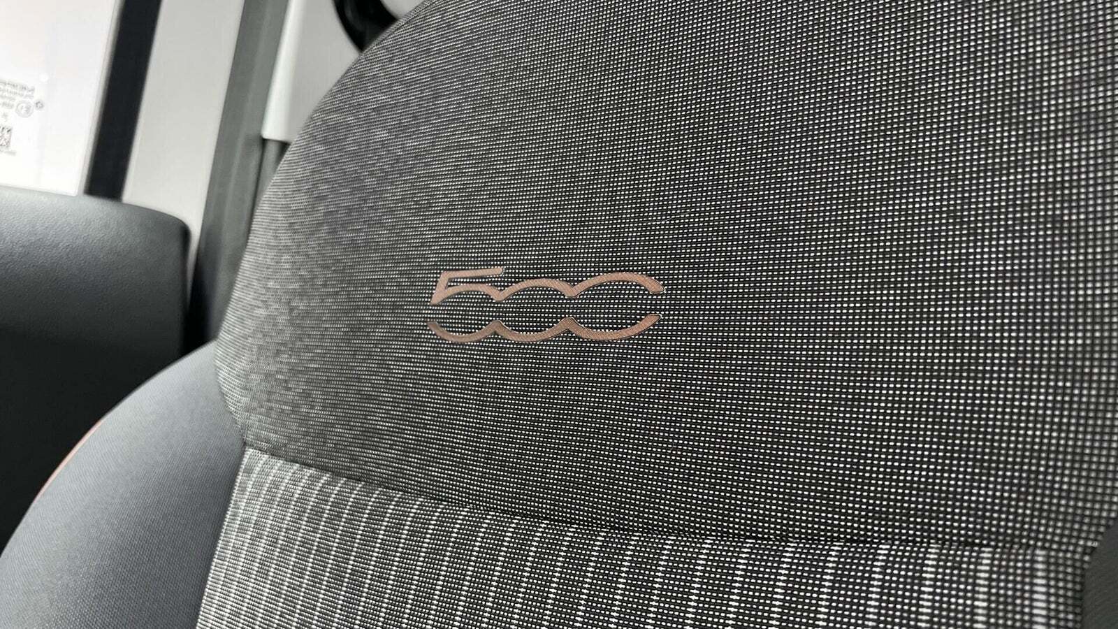 Hvid Fiat 500e fra 2023