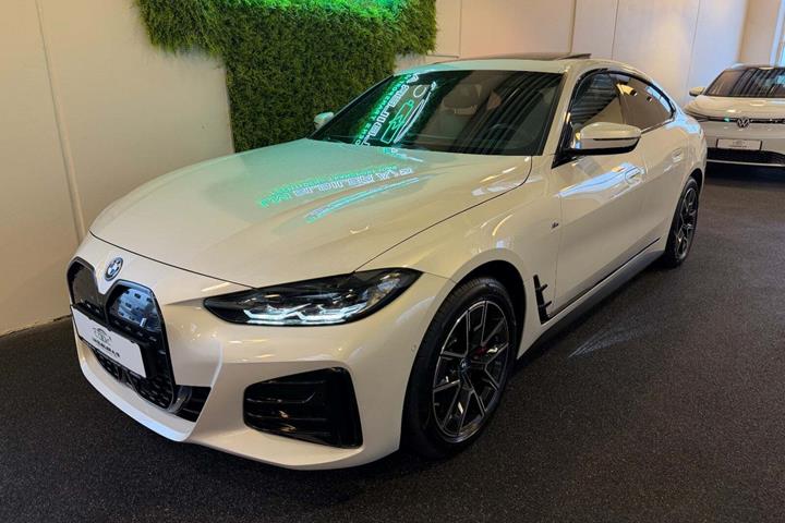 Hvid BMW i4 fra 2024 set udefra