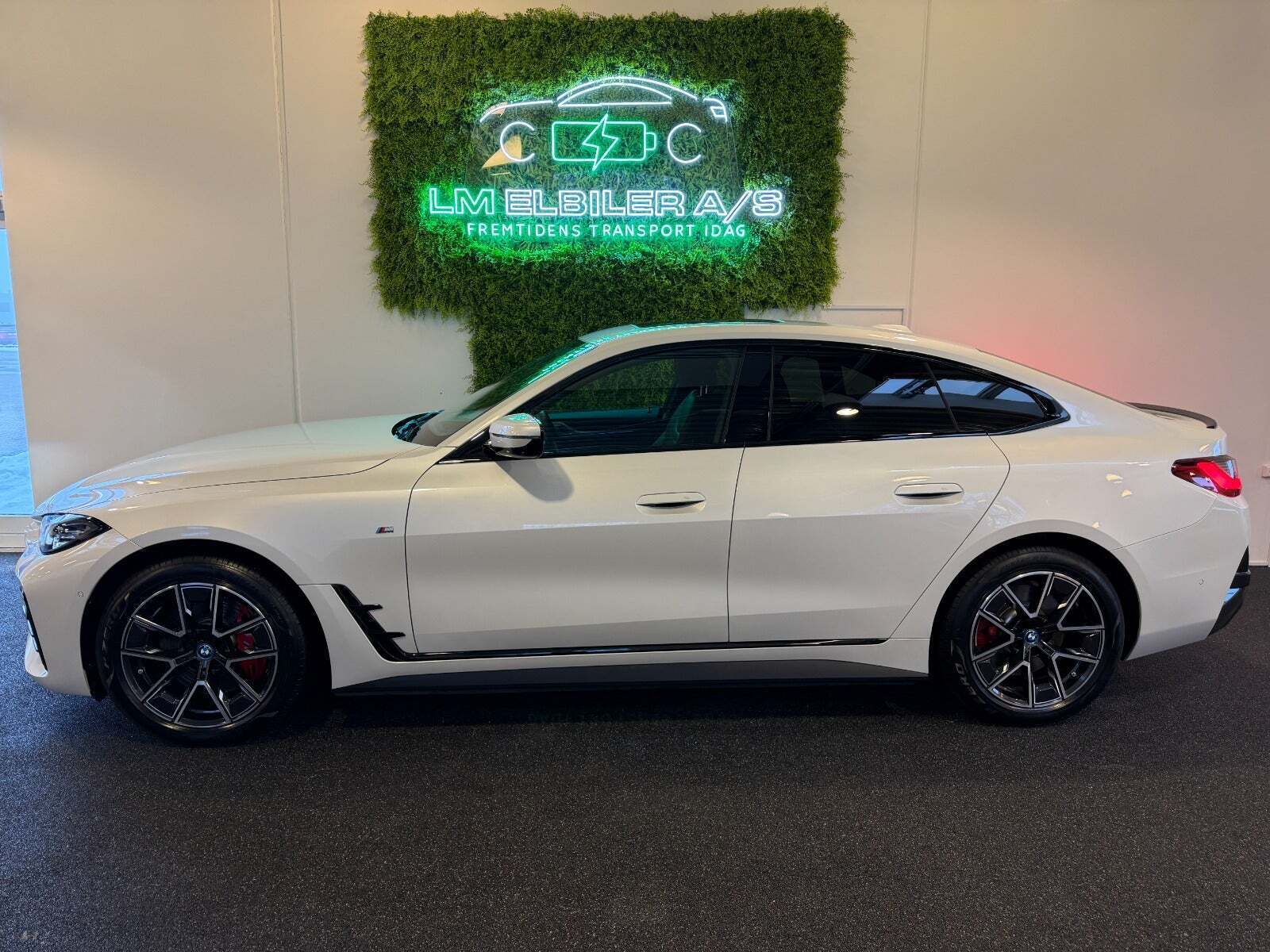Hvid BMW i4 fra 2024