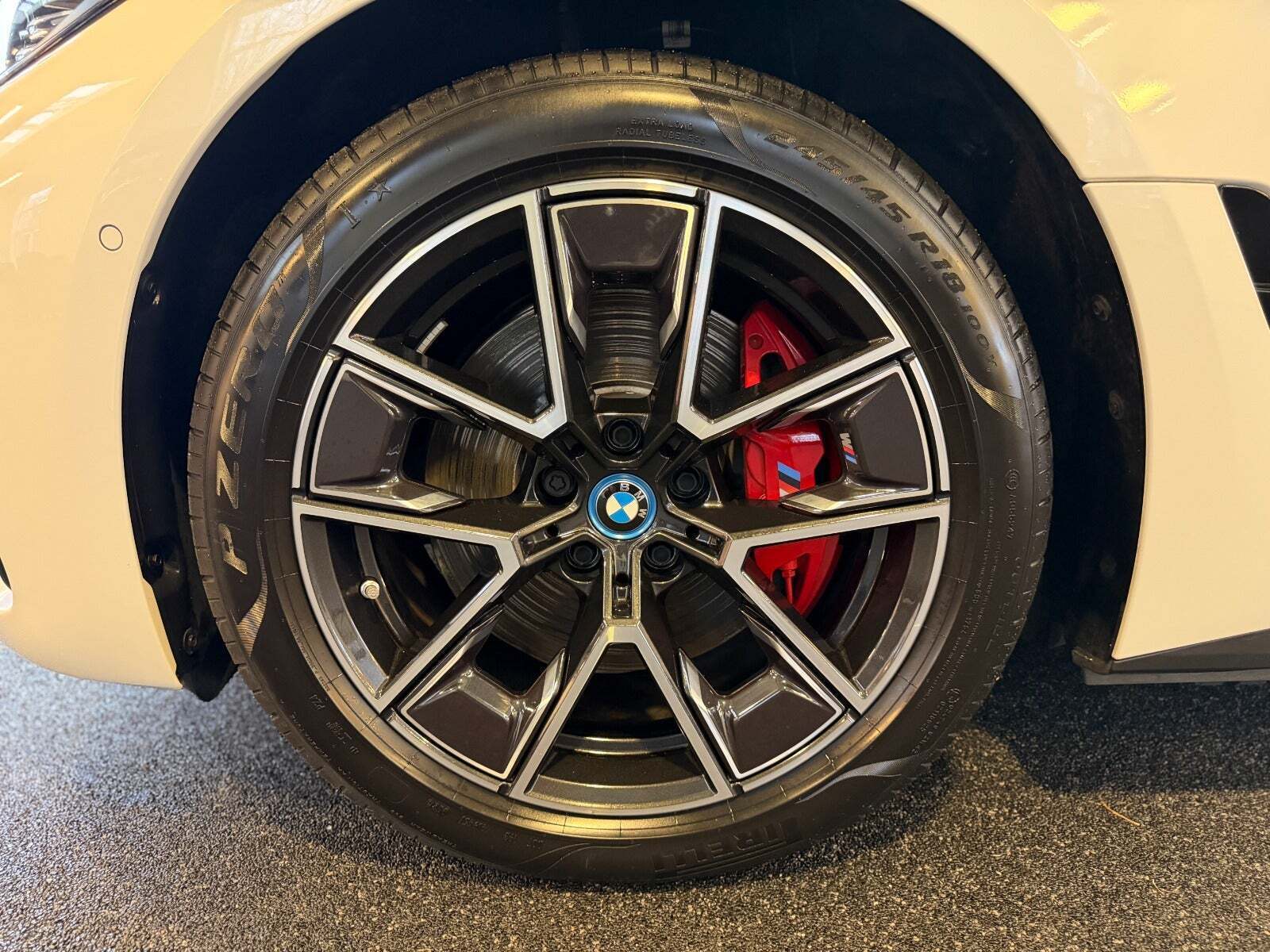 Hvid BMW i4 fra 2024