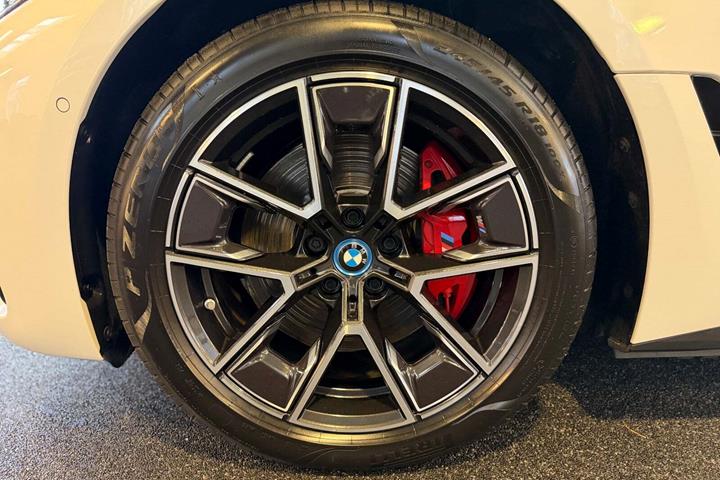 Hvid BMW i4 fra 2024