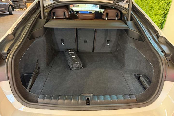 Hvid BMW i4 fra 2024