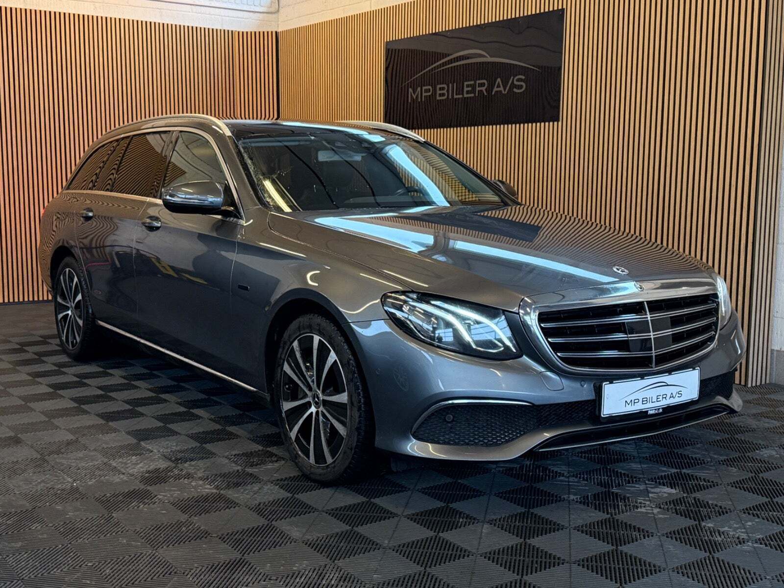 Mercedes E300 de 2,0 Luxury stc. aut.