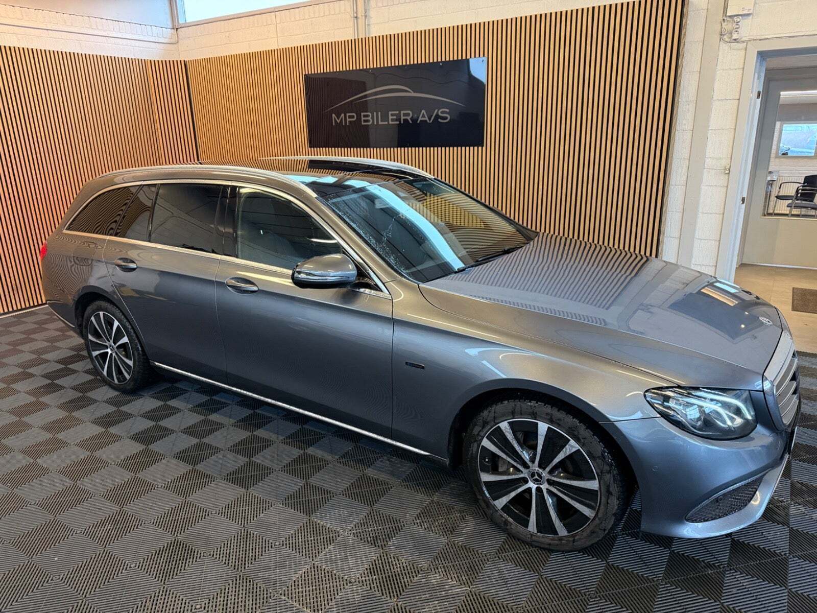 Mercedes E300 de 2,0 Luxury stc. aut.