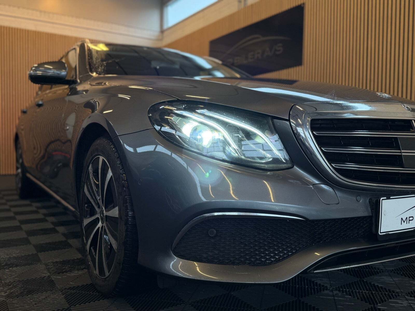 Grå Mercedes E300 de fra 2020