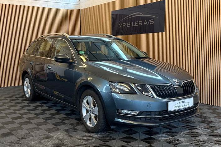 Grå Skoda Octavia fra 2019 set udefra