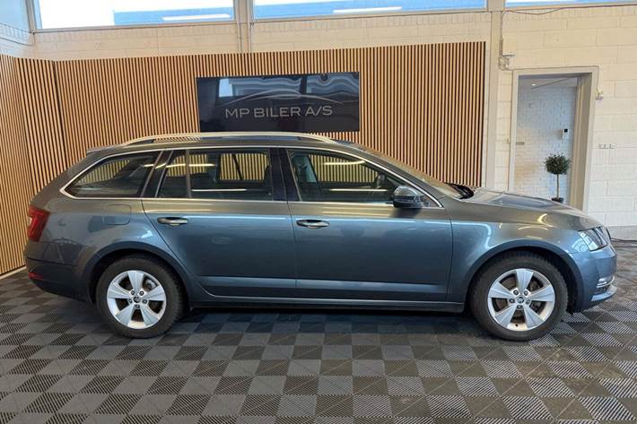 Grå Skoda Octavia fra 2019