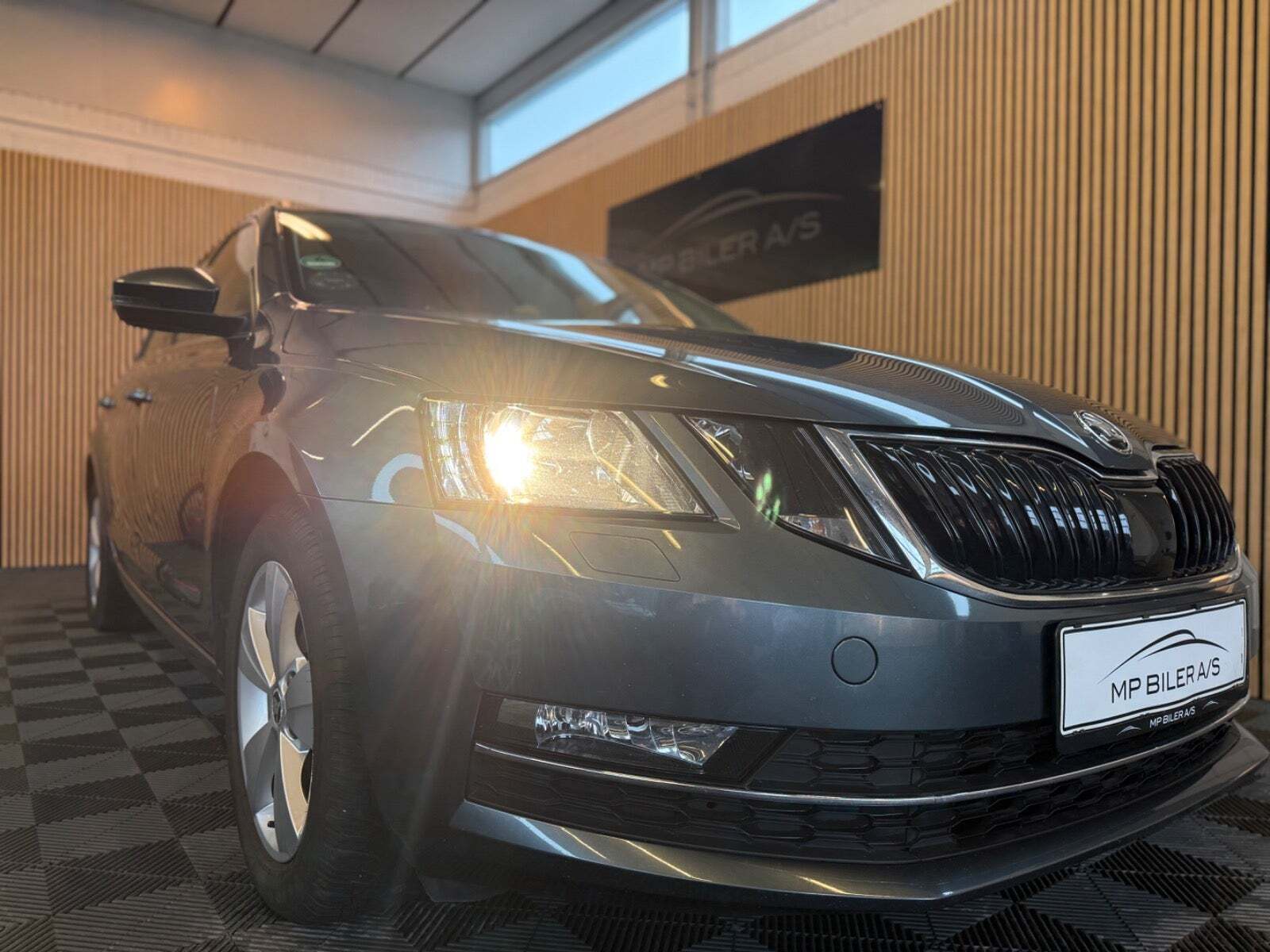 Grå Skoda Octavia fra 2019