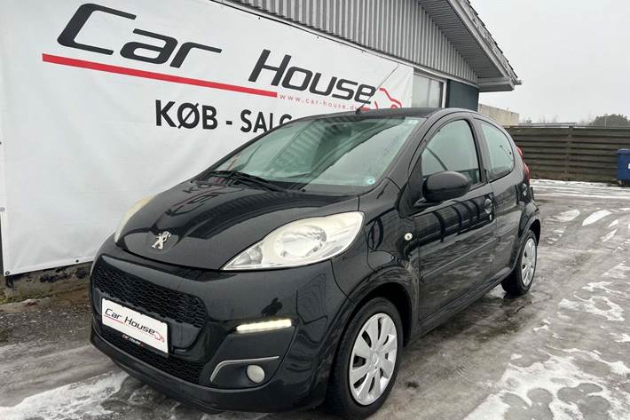 Sort Peugeot 107 fra 2014 set udefra
