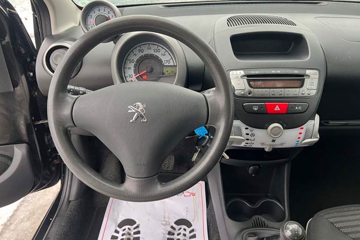 Sort Peugeot 107 fra 2014