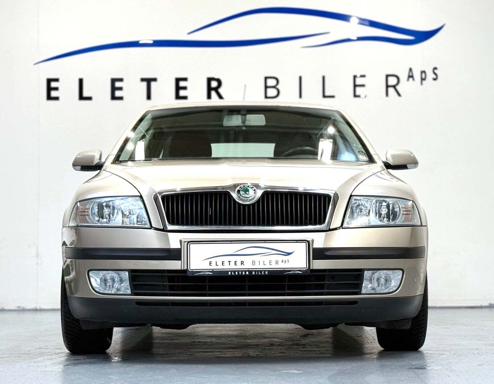 Orange Skoda Octavia fra 2006