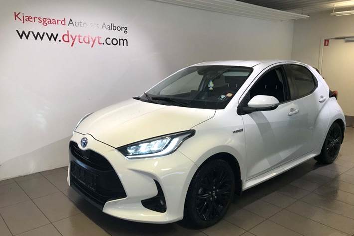 Hvid Toyota Yaris fra 2020 set udefra