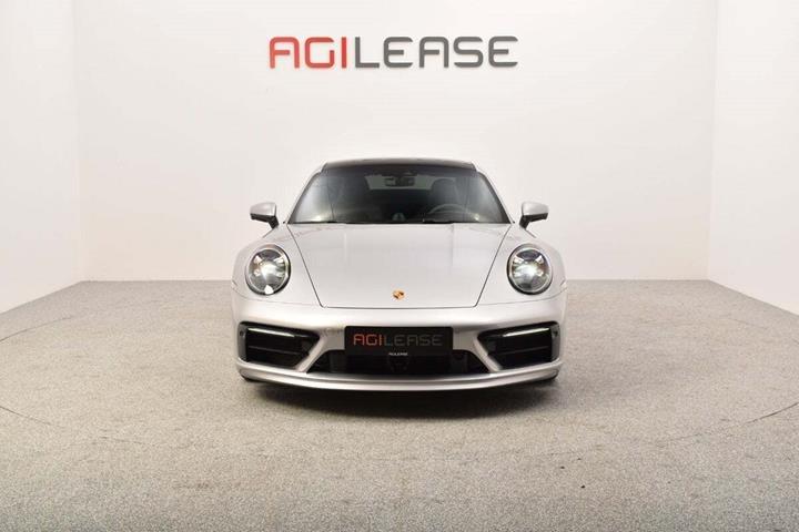 Sølv Porsche 911 Carrera 4S fra 2019 set udefra