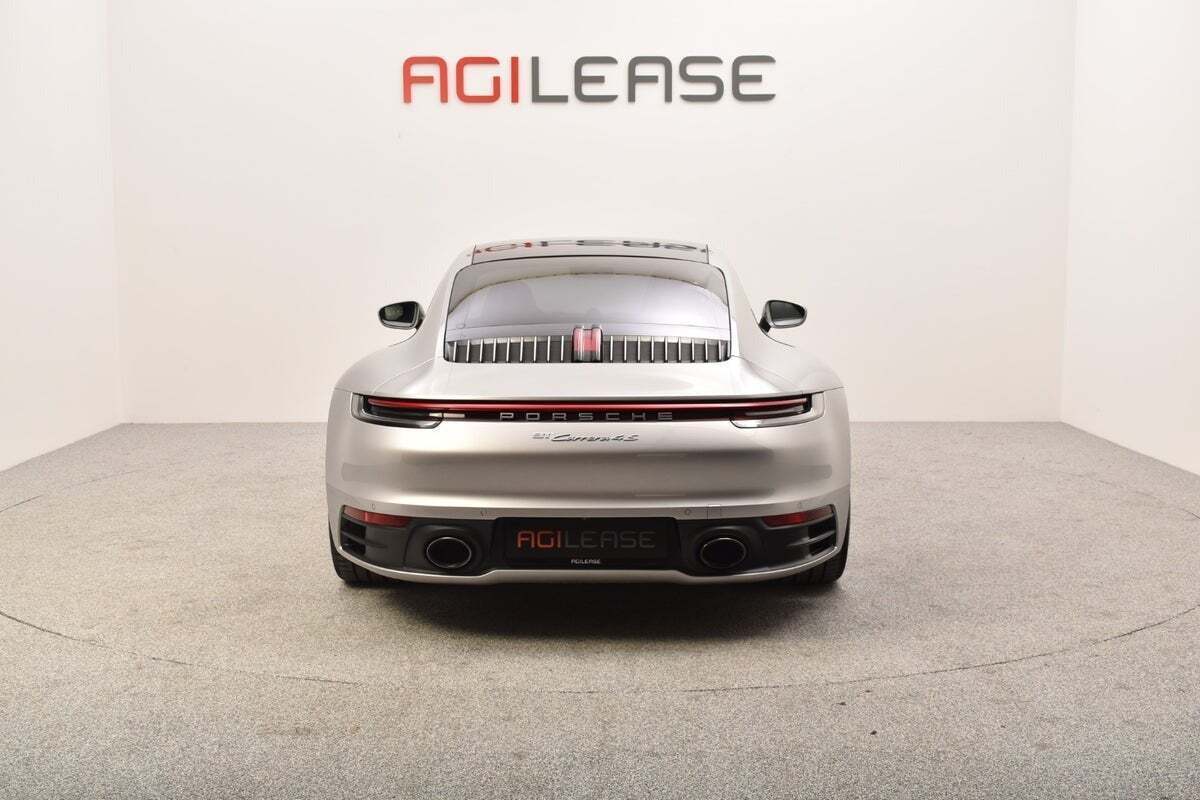 Sølv Porsche 911 Carrera 4S fra 2019 set udefra
