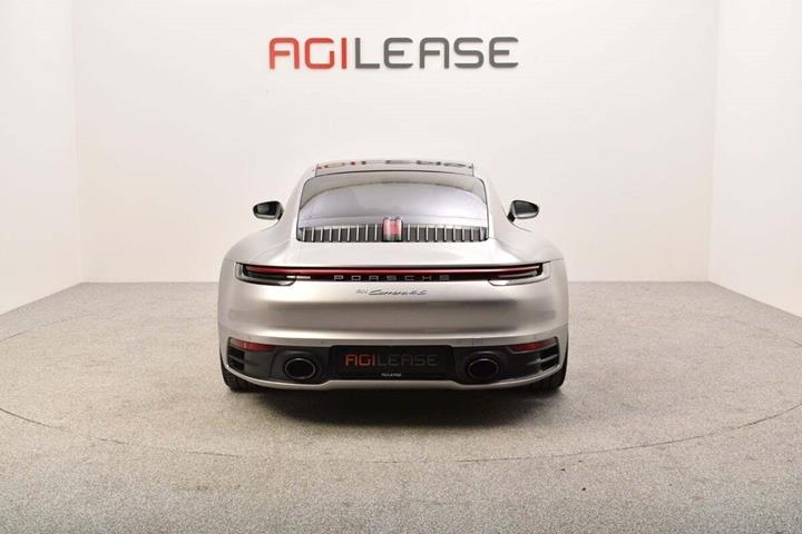 Sølv Porsche 911 Carrera 4S fra 2019 set udefra