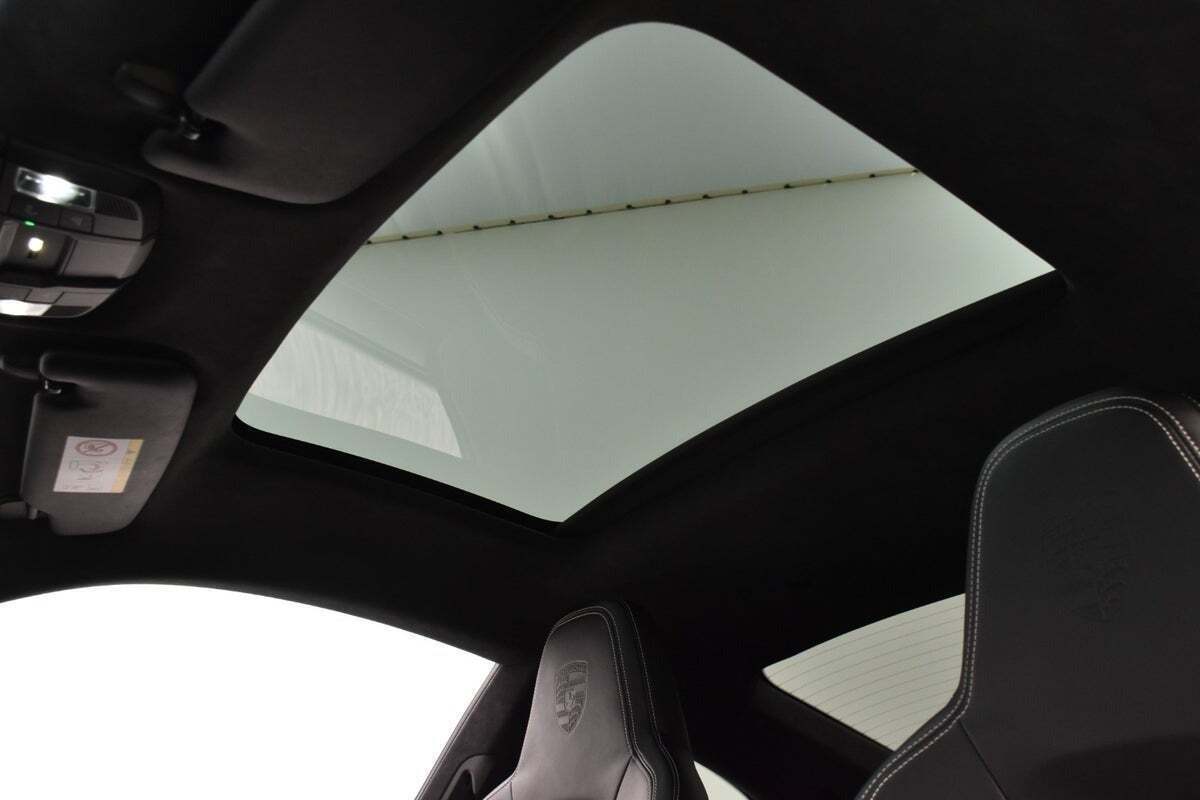 Sølv Porsche 911 Carrera 4S fra 2019