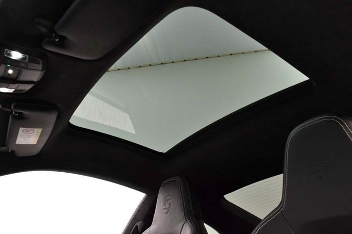 Sølv Porsche 911 Carrera 4S fra 2019