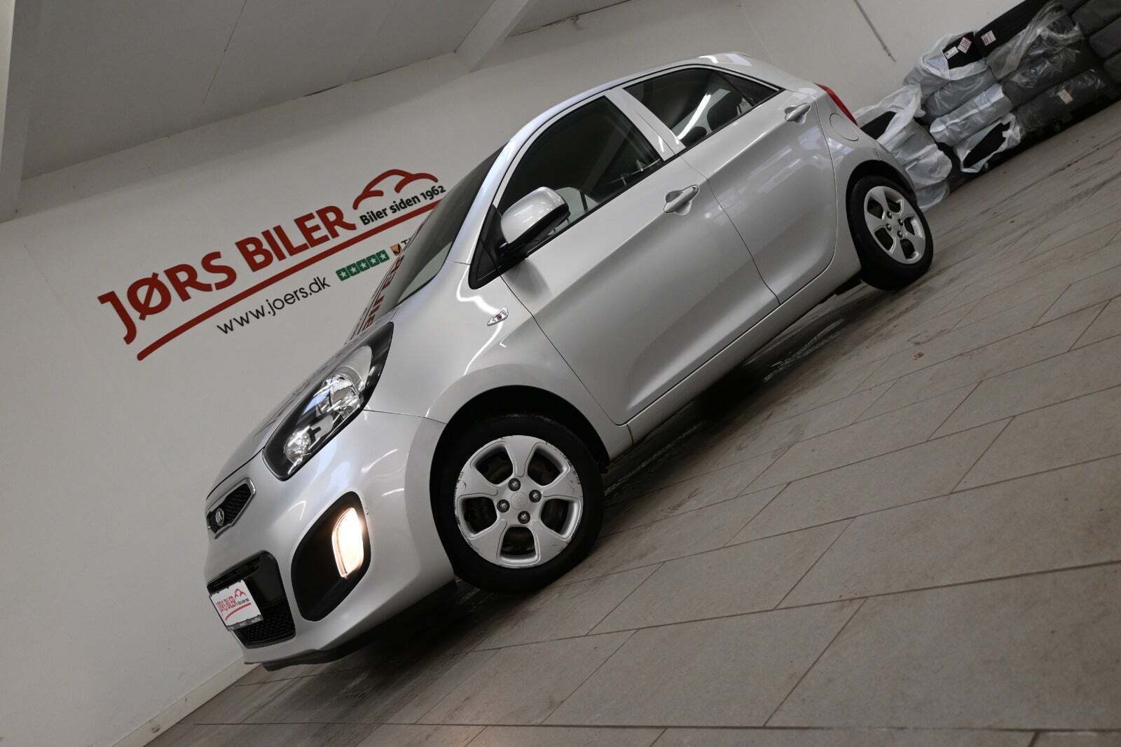 Sølv Kia Picanto fra 2014 set udefra