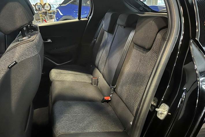 Sort Peugeot e-208 fra 2025