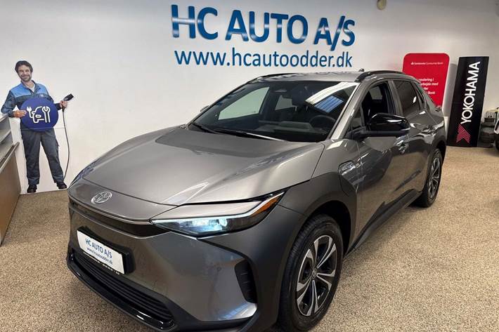 Grå Toyota BZ4X fra 2023 set udefra