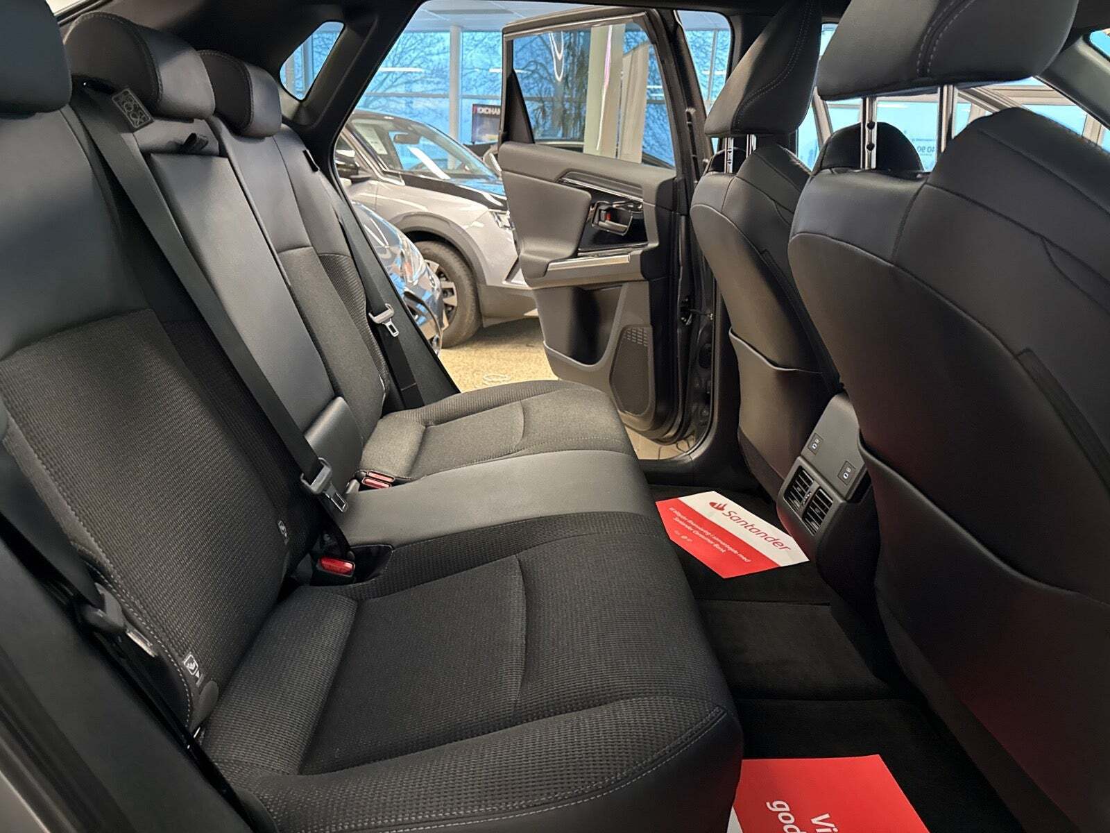 Grå Toyota BZ4X fra 2023