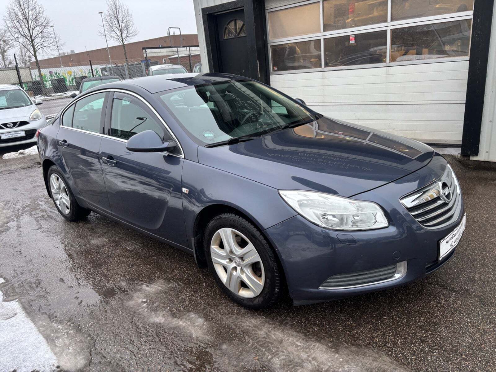 Blå Opel Insignia fra 2009