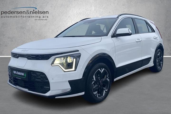 Hvid Kia Niro EV fra 2022 set udefra