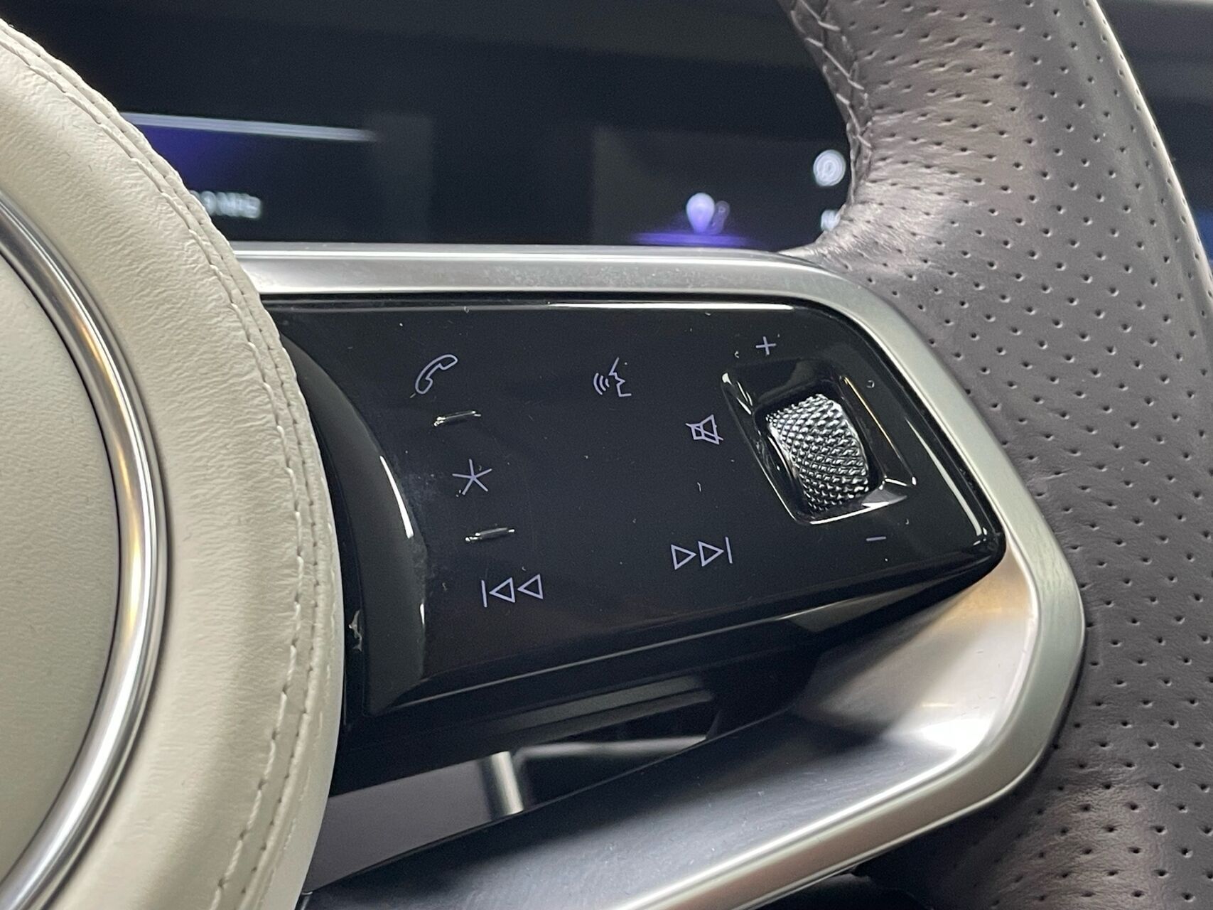 Hvid Hongqi E-HS9 fra 2024