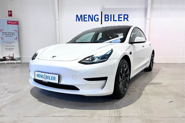 Hvid Tesla Model 3 fra 2023 set udefra