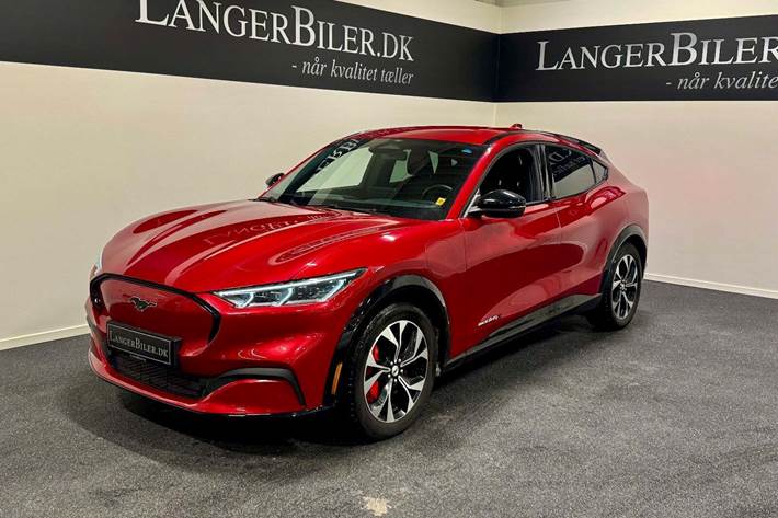 Rød Ford Mustang Mach-E fra 2022 set udefra