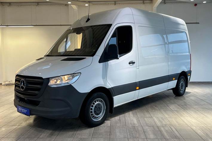 Hvid Mercedes Sprinter 314 fra 2021 set udefra