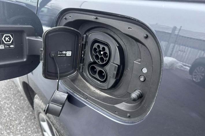 Blå Land Rover Range Rover sport fra 2025