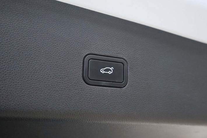 Hvid Xpeng G9 fra 2024