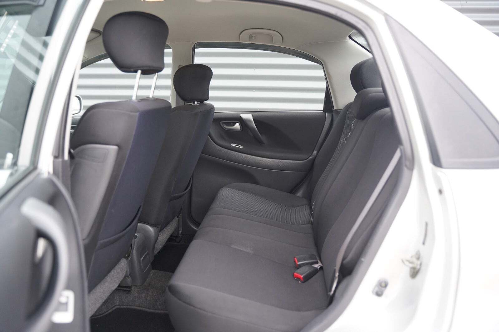 Sølv Suzuki Liana fra 2005