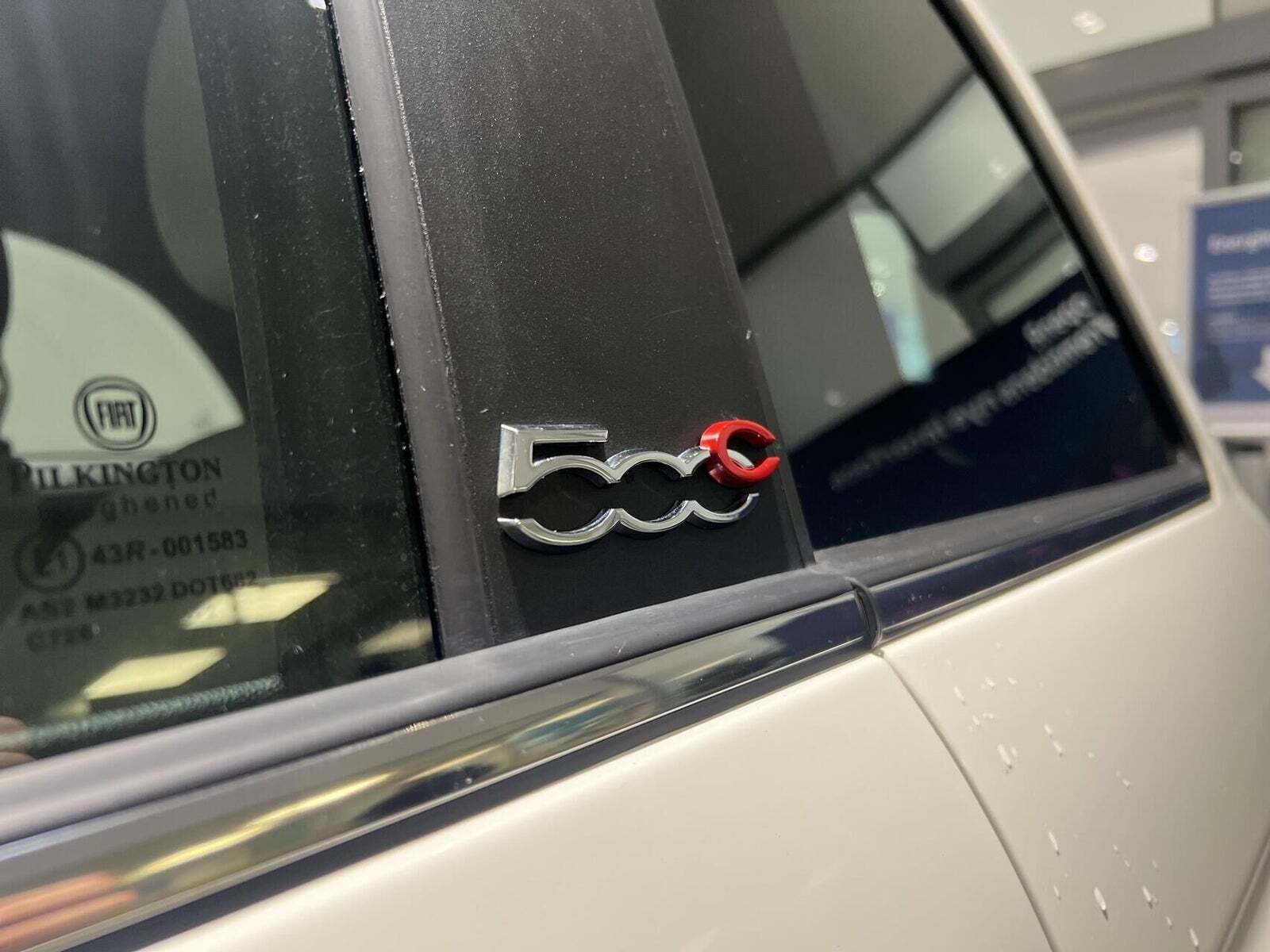 Hvid Fiat 500C fra 2022