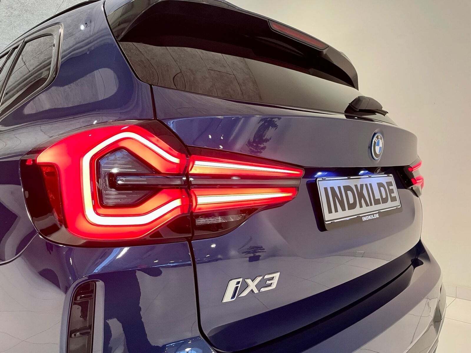 Blå BMW iX3 fra 2023