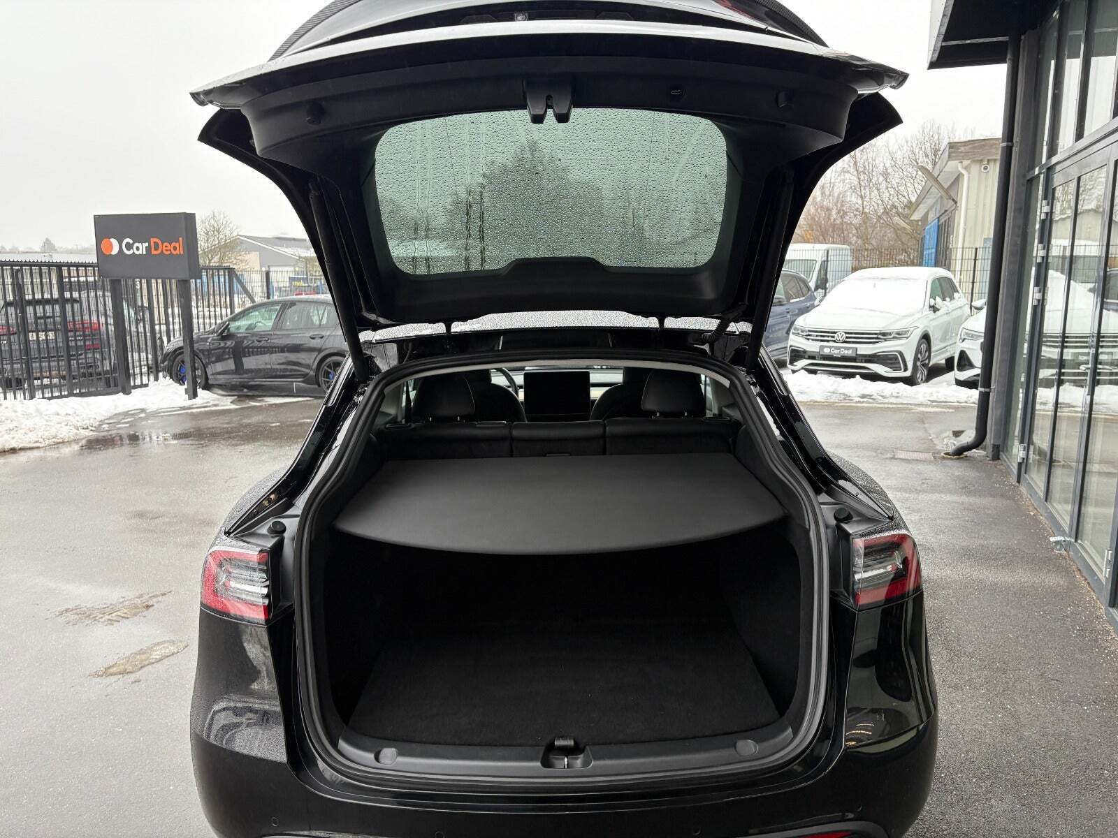 Sort Tesla Model Y fra 2022