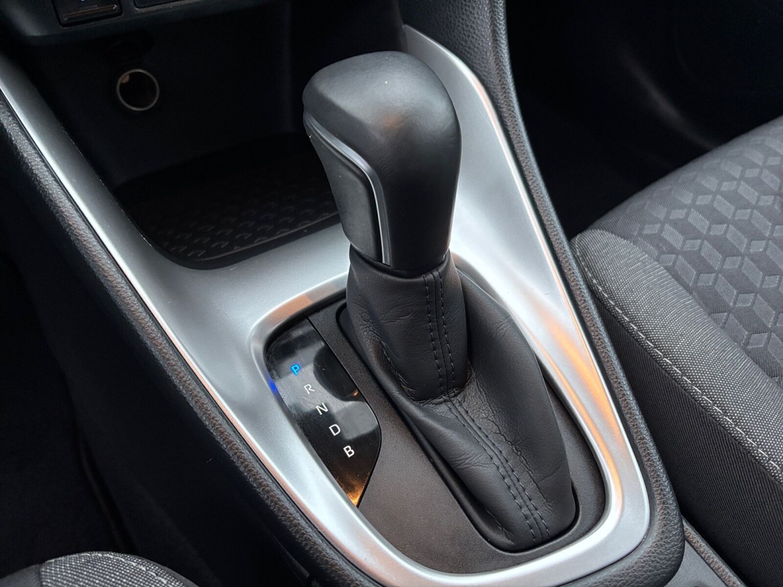 Rød Toyota Yaris fra 2024