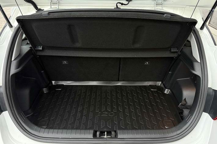 Hvid Hyundai i20 fra 2021