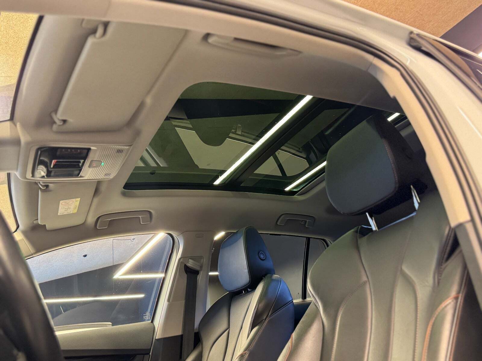 Hvid Skoda Enyaq fra 2022