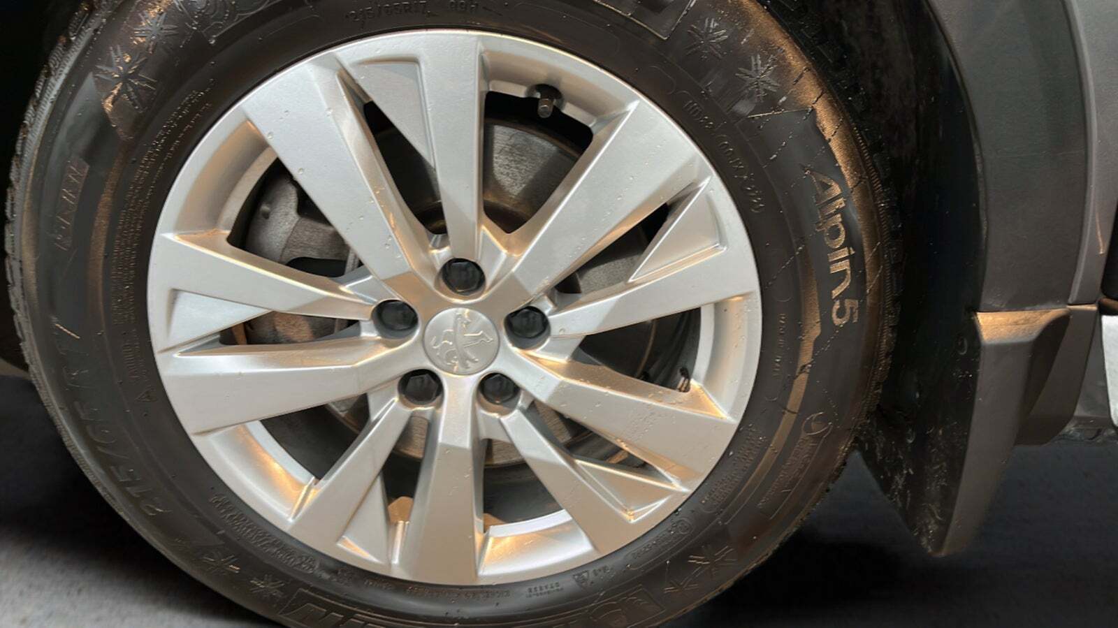 Grå Peugeot 3008 fra 2021