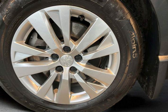 Grå Peugeot 3008 fra 2021