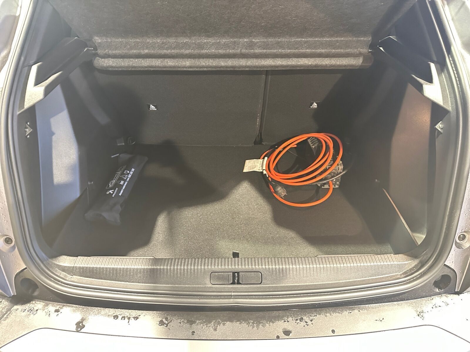 Grå Peugeot e-2008 fra 2025