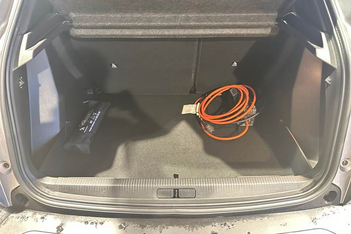 Grå Peugeot e-2008 fra 2025