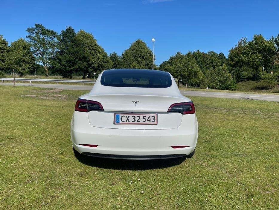 Hvid Tesla Model 3 fra 2021