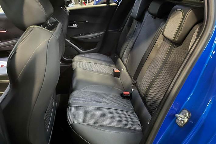 Blå Peugeot e-208 fra 2022