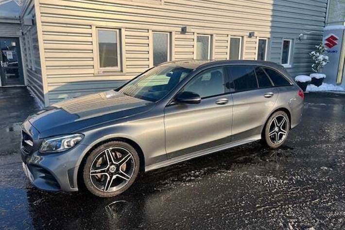 Grå Mercedes C220 d fra 2018 set udefra