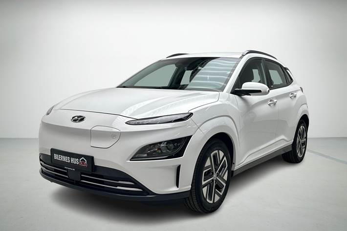 Hvid Hyundai Kona fra 2021 set udefra