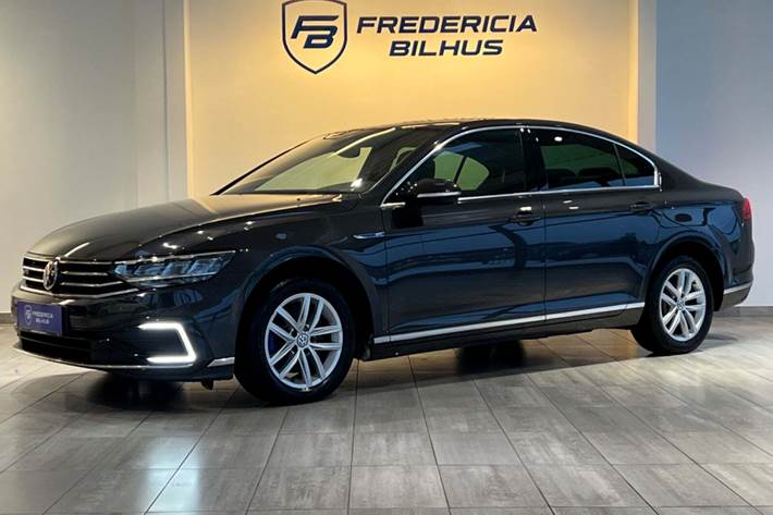 Sort VW Passat fra 2020 set udefra
