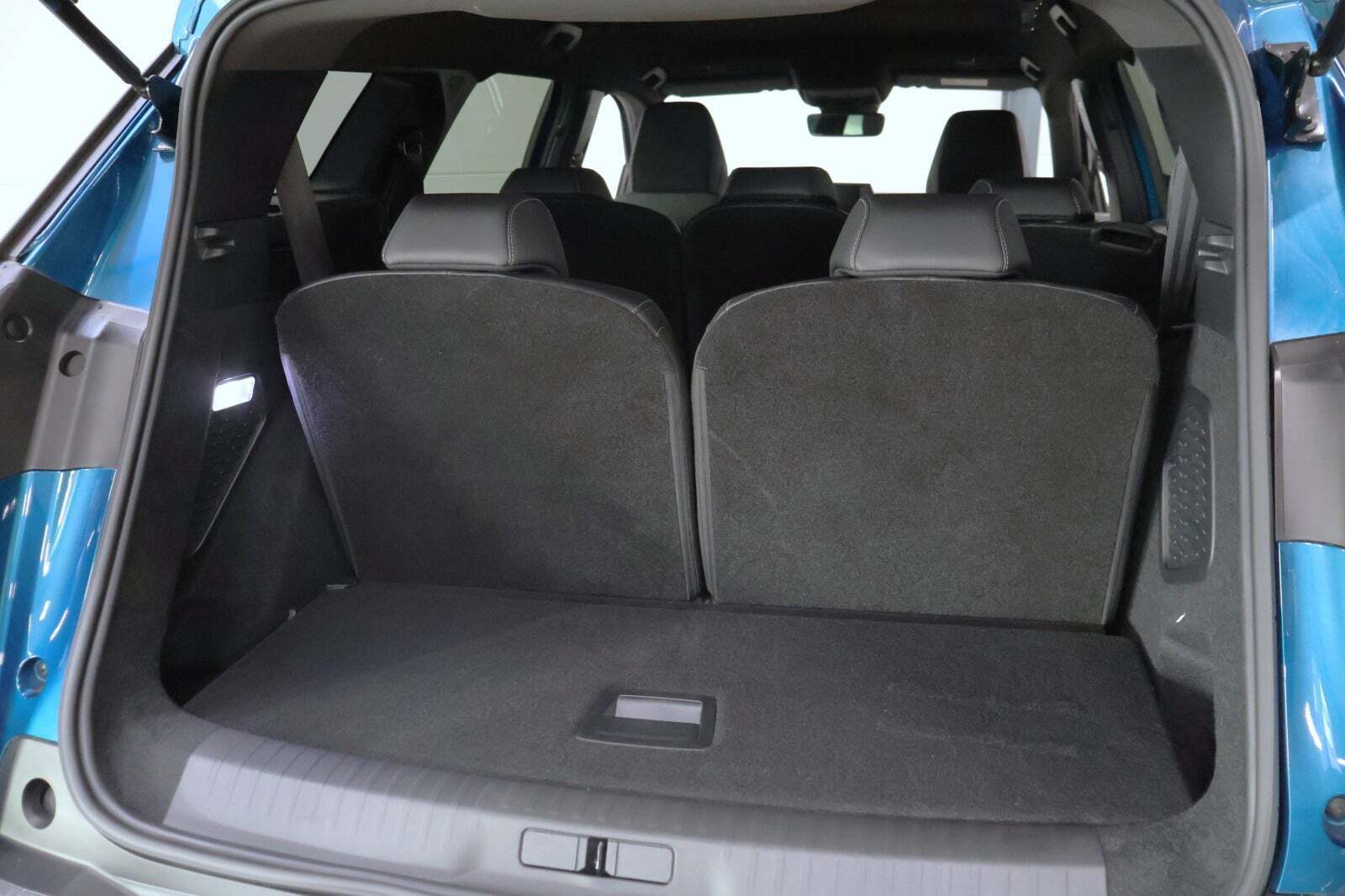 Blå Peugeot e-5008 fra 2025